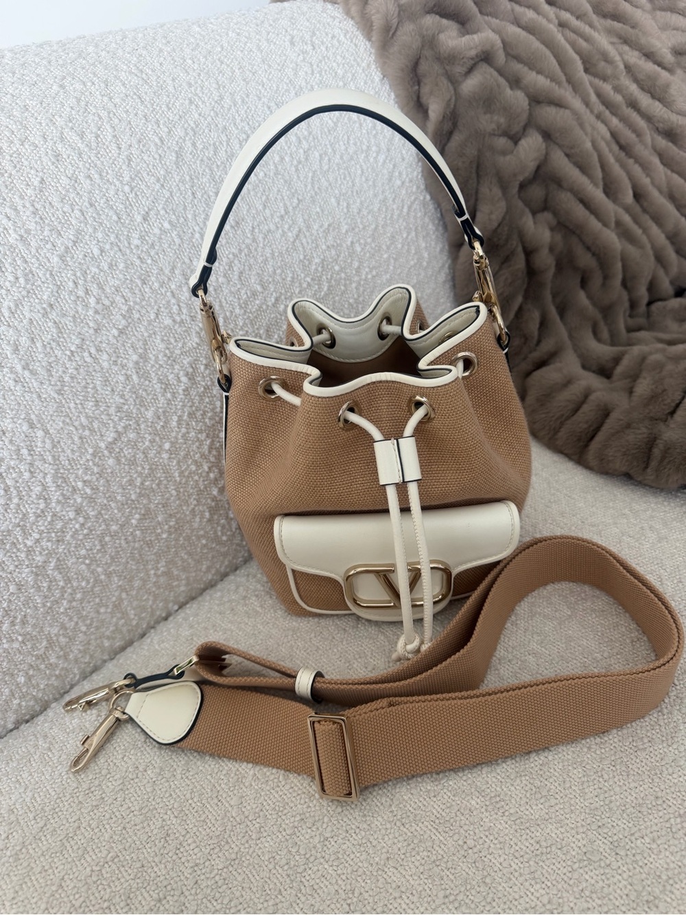 Valentino Garavani Locò Raffia Bucket Bag - Picture 6 of 13